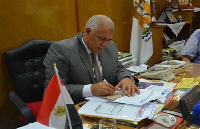 محافظ الوادي الجديد يتفقد مشروع تثبيت وزراعة الغرود الرملية بالخارجة