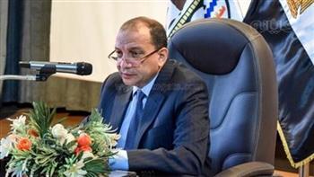 النقابة العامة للعلاج الطبيعى تهدى درعها لرئيس جامعة بنى سويف