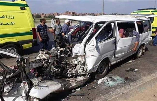 مصرع شخص وإصابة 4 آخرين إثر حادث تصادم سيارة نقل وميكروباص بالحوامدية