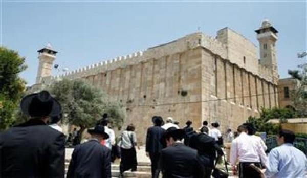 مستوطنون يقتحمون المسجد الإبراهيمي بحماية الاحتلال الإسرائيلي