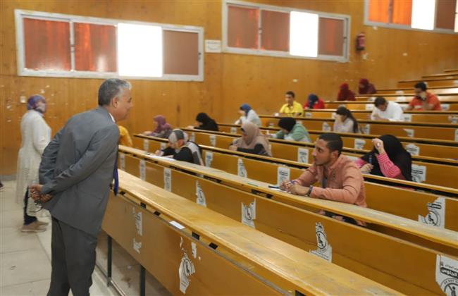 "غرباوي" يتفقد اعمال امتحانات الدور الثاني بجامعة جنوب الوادى