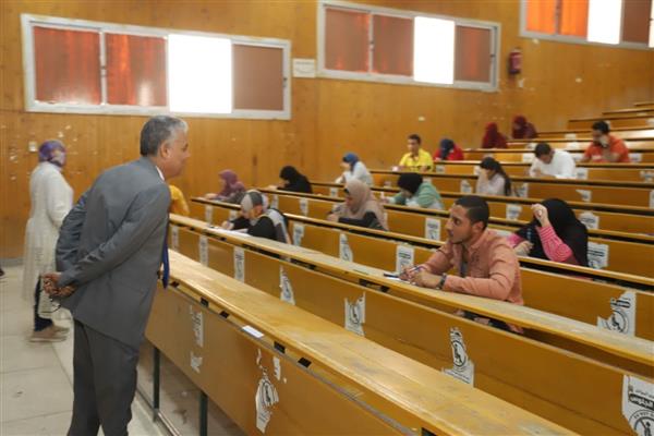 "غرباوي" يتفقد اعمال امتحانات الدور الثاني بجامعة جنوب الوادى