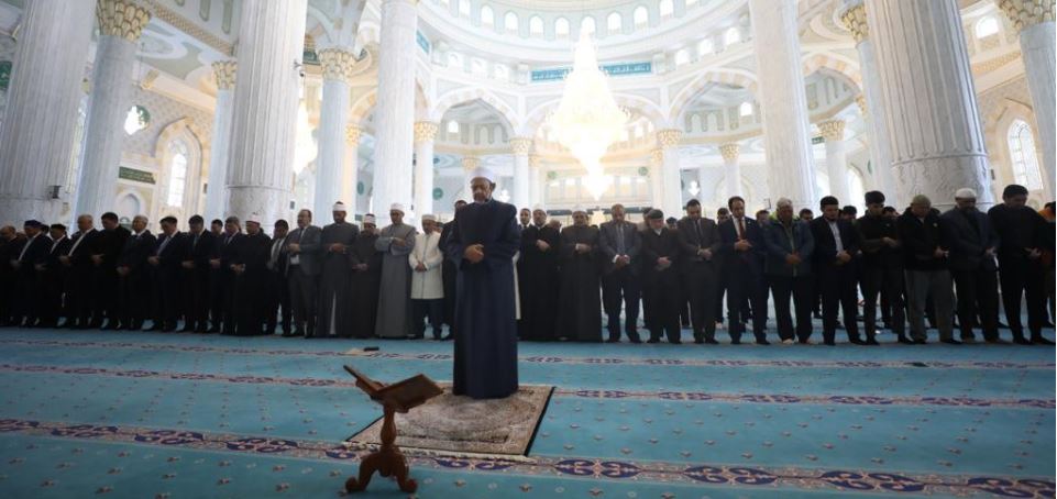 شيخ الأزهر يؤم الوفود الإسلامية المشاركة في مؤتمر زعماء الأديان بمسجد "حضرة السلطان"