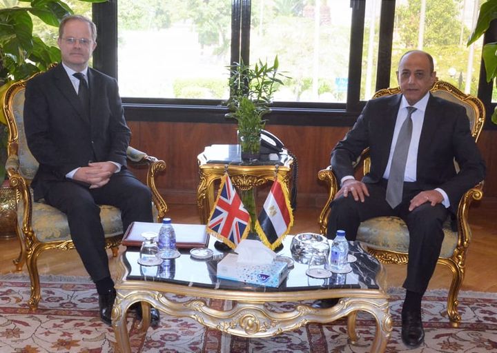 وزير الطيران  يبحث  مع السفير البريطاني سبل تعزيز التعاون المشترك فى مجال النقل الجوى