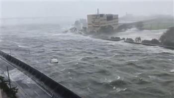   اليابان: رياح عاتية تعصف بمجموعة من الجزر أثناء مرور إعصار مويفا وتحركه ببطء نحو الصين