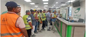   توافد المئات من العمالة غير المنتظمة على مجمع خدمات صندوق تحيا مصر بسيدي عبد الرحمن 
