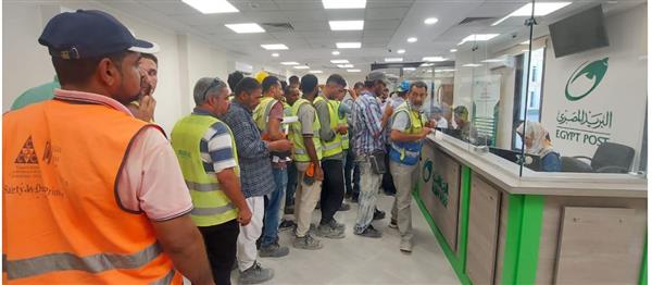 توافد المئات من العمالة غير المنتظمة على مجمع خدمات صندوق تحيا مصر بسيدي عبد الرحمن