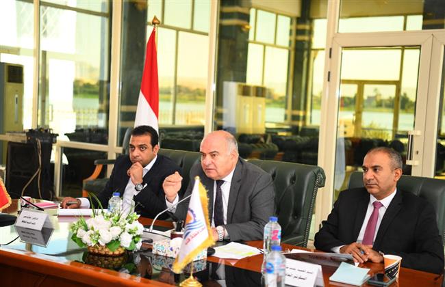 محافظ قنا يبحث تنفيذ مشروعات الخطة الاستثمارية