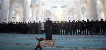   شيخ الأزهر يؤم الوفود الإسلامية المشاركة في مؤتمر زعماء الأديان بمسجد "حضرة السلطان" 