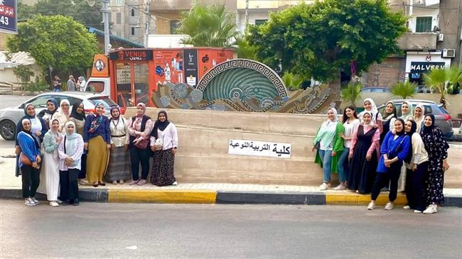 طالبات كلية «التربية النوعية» يشاركون في تطوير ميدان الوزارة بالإسكندرية