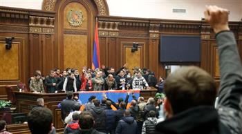   وقف إطلاق النار بين أرمينيا وأذربيجان ومحتجون يحاولون اقتحام برلمان يريفان