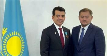   رئيس كازاخستان يمنح مدير عام الإيسيسكو ميدالية الشرف الاحتفالية