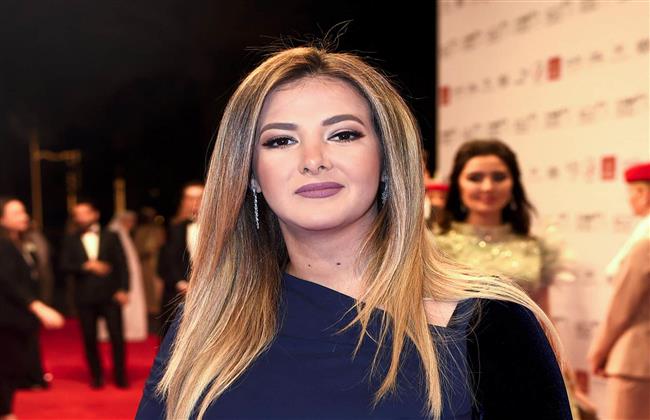 دنيا سمير غانم تستعيد ذكريات والدها بصورة مع فاروق الفيشاوي