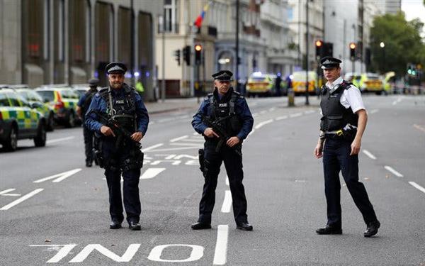 إصابة 2 من الشرطة البريطانية جراء حادث طعن فى لندن