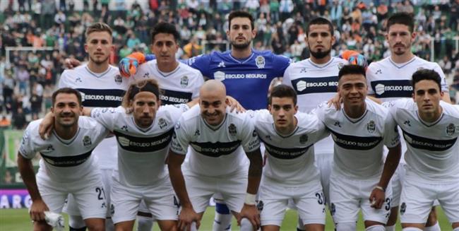 خيمناسيا لابلاتا ينتزع صدارة الدوري الأرجنتيني