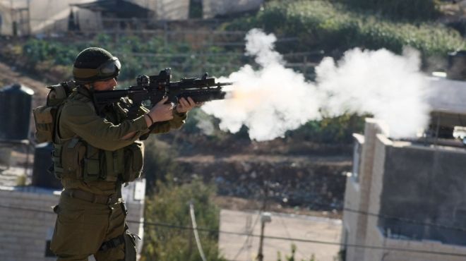 الاحتلال الإسرائيلي يطلق قنابل غاز صوب مزارعين فلسطينيين بقطاع عزة