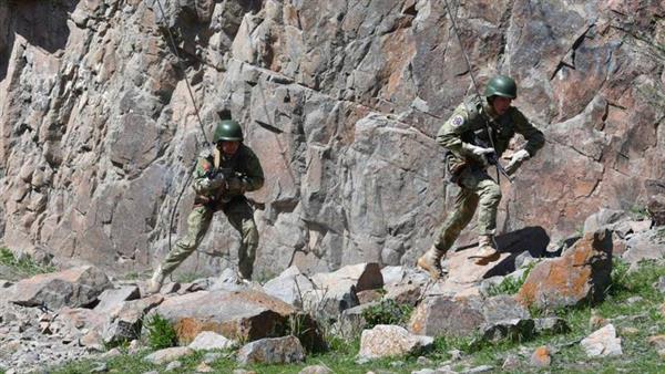 حرس حدود قرغيزستان: طاجيكستان تقصف بقذائف الهاون مستوطنة حدودية قرغيزية
