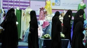 هل الألوان في ملابس المرأة مباحة أم حرام؟