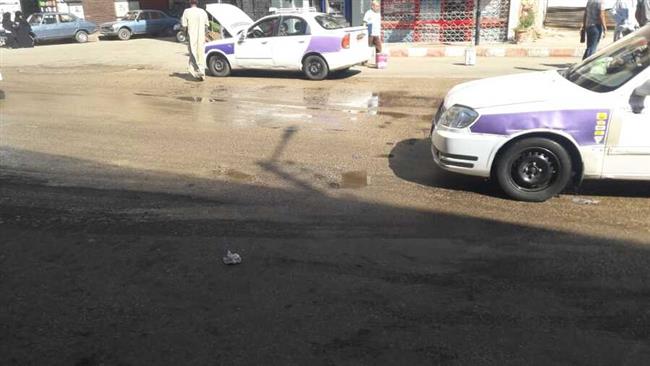 استياء أصحاب المحلات بنقابة المعلمين بقنا من إنفجار خط الصرف الصحى بالنقابة 