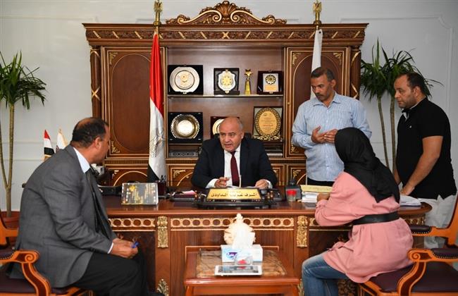 محافظ قنا يواصل استقبال المواطنين بمكتبه للاستماع لشكواهم 