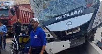 إصابة 25 شخصا فى حادث تصادم أتوبيس بسيارة نقل بطريق غارب - الغردقة