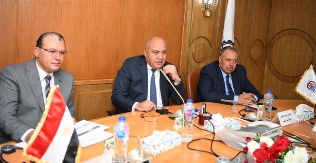 محافظ قنا يناقش آخر مستجدات تنفيذ مشروعات برنامج التنمية المحلية 