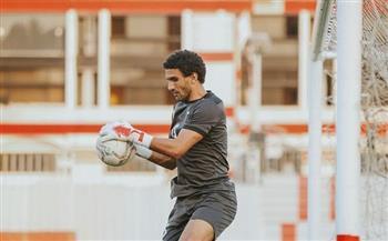 لاعبو الزمالك يؤدون عمليات الإحماء قبل مواجهة إيليكت التشادي