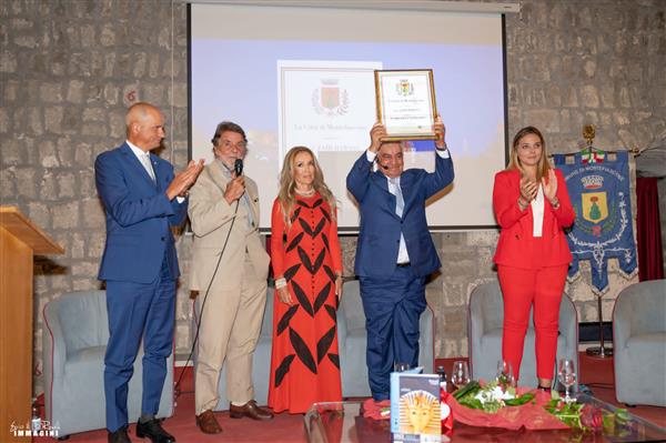 للمرة الثانية.. زاهى حواس يحصد جائزة رجل العام
