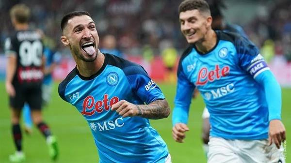 نابولي يتصدر الدوري الإيطالي بالفوز على ميلان