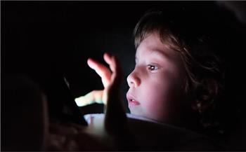   دراسة.. الأطفال معرضون للبلوغ المبكر بسبب شاشة الهاتف الذكي