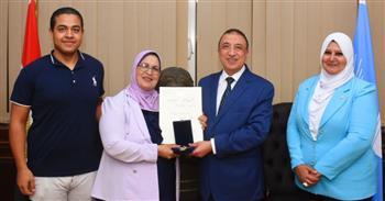 محافظ الإسكندرية يسلم الأم المثالية وسام الكمال من الطبقة الثانية 