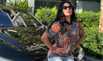 أمام سيارتها.. هيفاء وهبي تتألق في أحدث ظهور