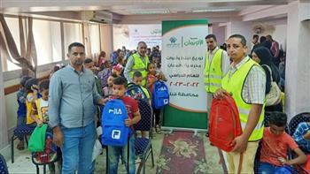 تضامن قنا: توزيع شنط وأدوات مدرسية بالمجان على 200 طالب من الأيتام