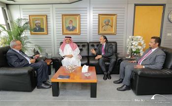 قنصل السعودية يهنىء مدير مكتبة الإسكندرية 