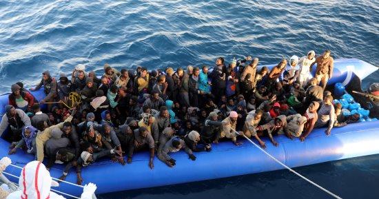 إسبانيا: إنقاذ 372 مهاجرًا من الموت غرقًا بمياه البحر المتوسط خلال نهاية الأسبوع