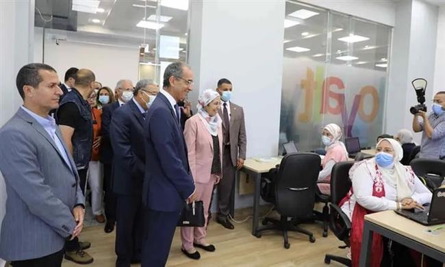 وزير الاتصالات ومحافظ قنا يتفدان مركز إبداع بجامعه جنوب الوادى 