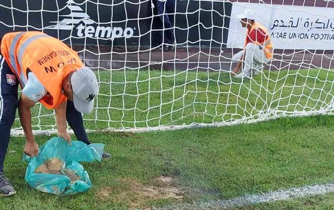 منتخب الناشئين يشكو أرضية ملعب مستغانم قبل مواجهة المغرب .. صور