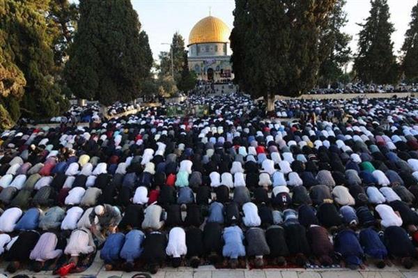 عشرات الآلاف من الفلسطينيين يؤدون صلاة الجمعة في رحاب المسجد الأقصى