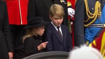   همسات الصغار.. ماذا قالت الأميرة شارلوت لـ أخيها أثناء جنازة الملكة إليزابيث؟| فيديو