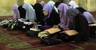   ما حكم تحفيظ الرجل القرآن للفتيات بعد البلوغ؟.. الإفتاء توضح
