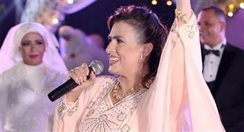 سيمون تحيي حفل زفاف جماعي لإحدى الجمعيات الخيرية 