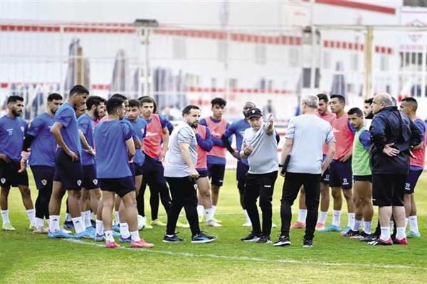 فيريرا يجتمع مع لاعبي الزمالك قبل المران الجماعى