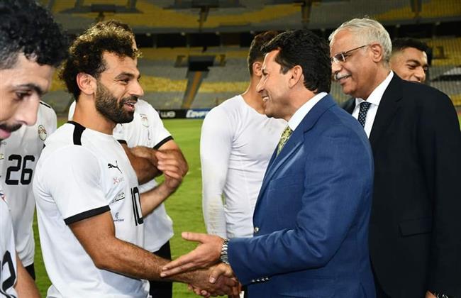 وزير الرياضة يلتقى لاعبى المنتخب الوطنى لكرة القدم على هامش معسكرهم التدريبي