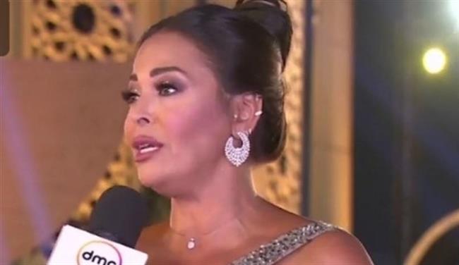 داليا البحيري بفستان باللون الفضي على السجادة الحمراء لمهرجان الدراما 