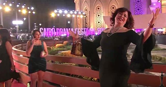 إلهام شاهين باللون الأسود "كعادتها" في مهرجان القاهرة للدراما في دورته الأولى