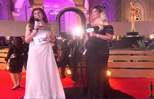 هنا شيحة باللون الاسود على السجادة الحمراء لمهرجان القاهرة للدراما في دورته الاولى