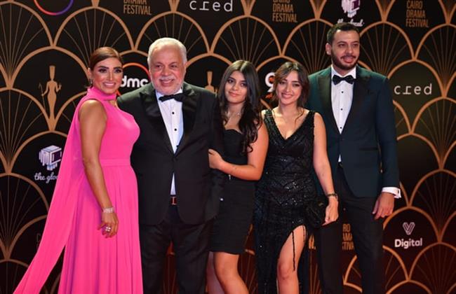 روجينا بفستان شيفون وردي بصحبة عائلتها في مهرجان القاهرة للدراما في دورته الأولى