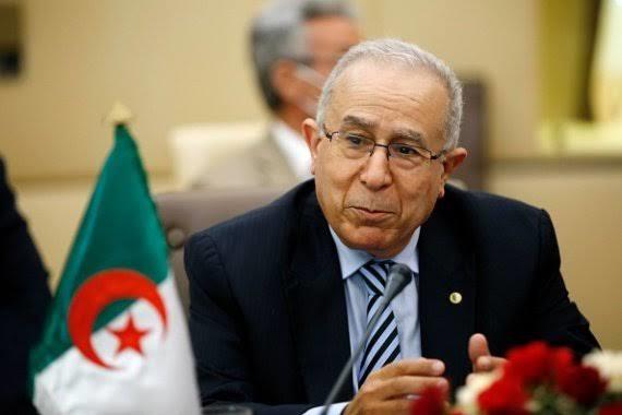 لعمامرة يبلغ أبو مازن رسالة تبون بشأن التنسيق المستمر في أفق القمة العربية بالجزائر