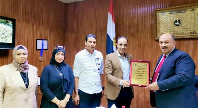 «مستقبل وطن» أول طنطا يكرم وكيل وزارة الشباب والرياضة لجهوده في دورى كرة القدم 