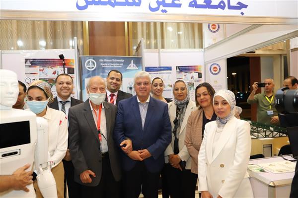 وزير التعليم العالي يتفقد جناح جامعة عين شمس بمنتدى مواجهة التغيرات المناخية